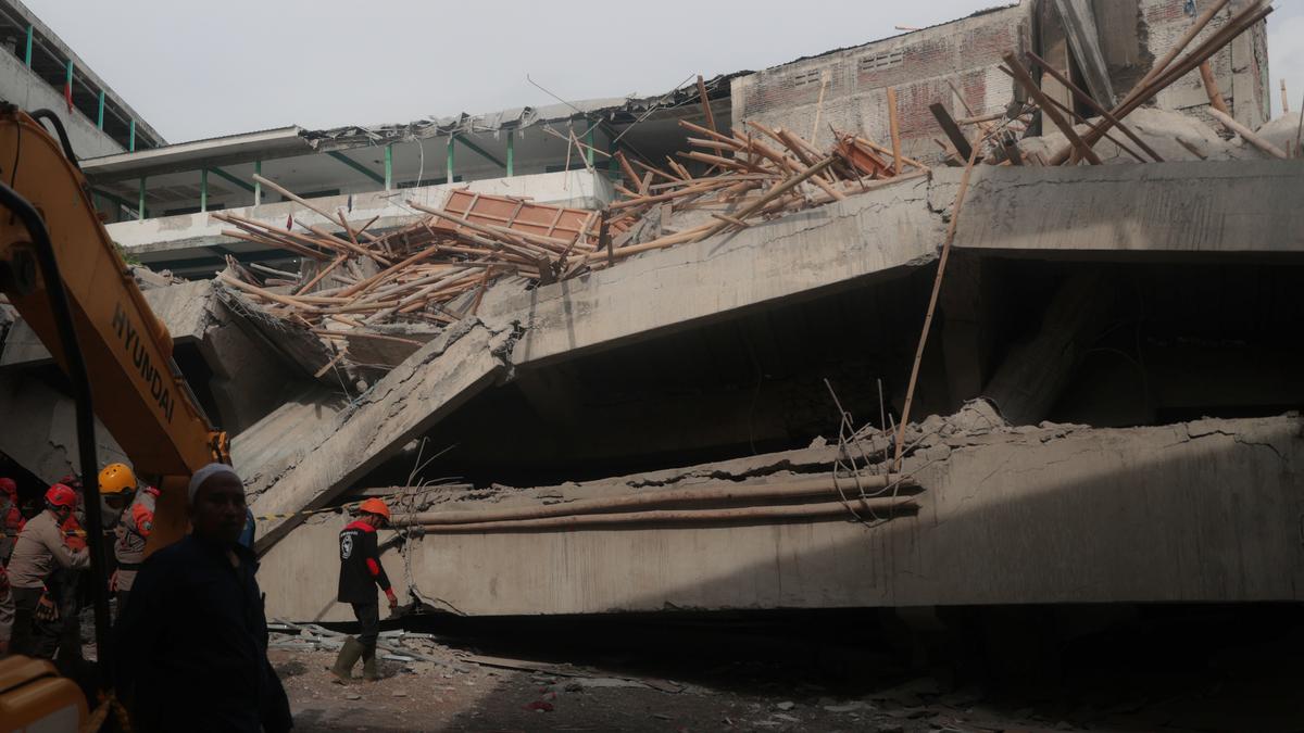 https://th-i.thgim.com/public/incoming/ypkqrm/article70111536.ece/alternates/LANDSCAPE_1200/Indonesia_School_Collapse_02321.jpg