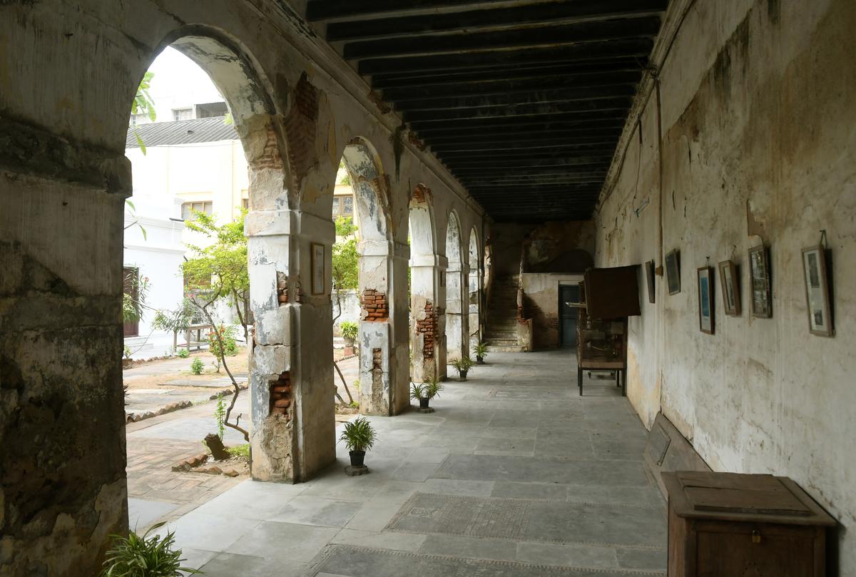 De versleten kloostergangen bij de ingang van de kerk 