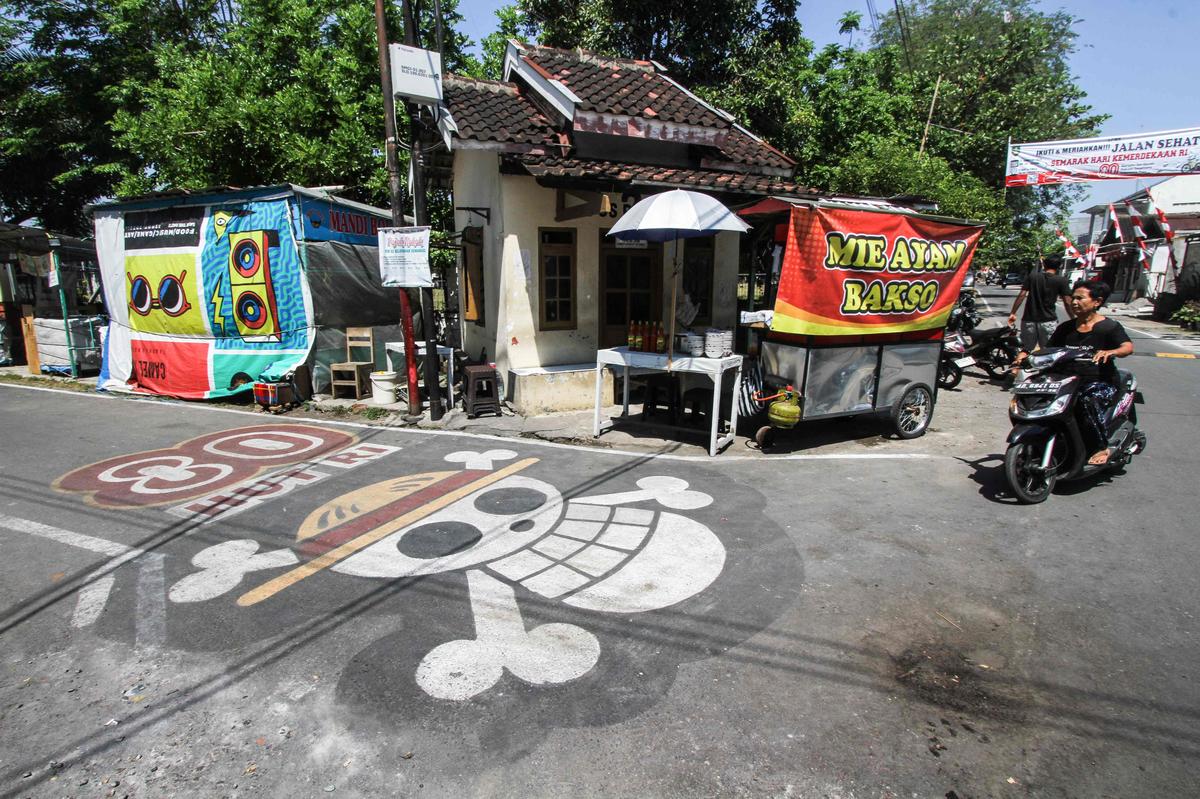 A graffiti of the pirate flag from Japanese anime One Piece, adopted by some Indonesians as a symbol of frustration with their government, is seen on a street in Sukoharjo, Central Java, on August 6, 2025, ahead of the country’s 80th Independence Day A graffiti of the pirate flag from Japanese anime One Piece, adopted by some Indonesians as a symbol of frustration with their government, is seen on a street in Sukoharjo, Central Java, on August 6, 2025, ahead of the country’s 80th Independence Day