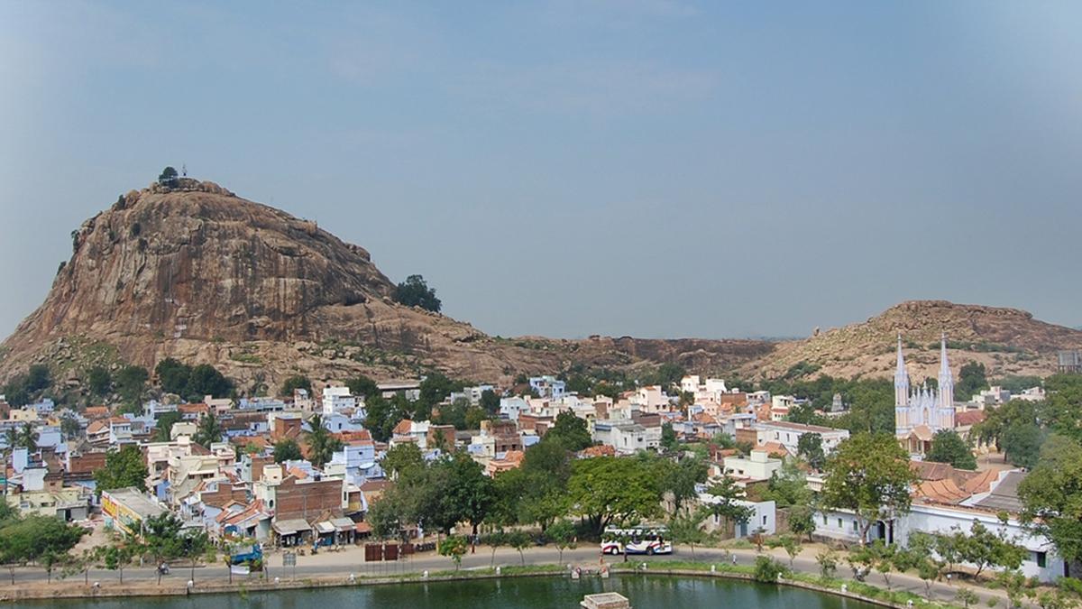 Tourists visiting Kazhugumalai want ASI to post guides