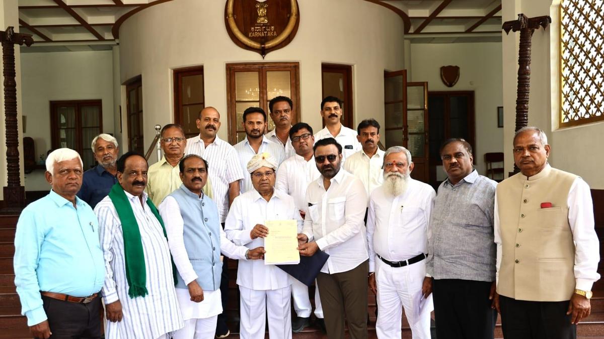 Two delegations meet Governor as agitation for Dharwad municipal corporation enters sixth day
