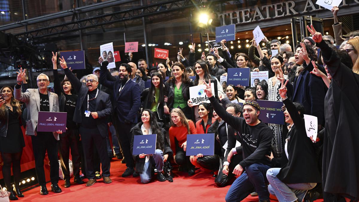 Berlinale 2023: Film stars show solidarity with Iran protesters