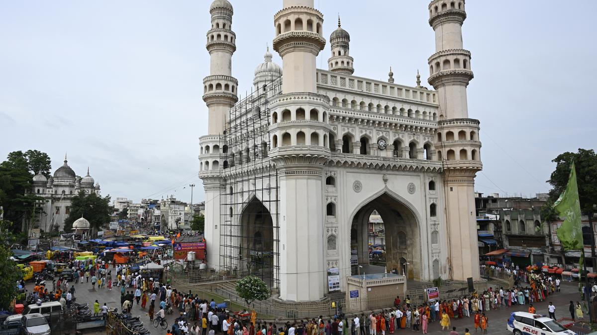 Anticipating Deepavali festivities rush, Hyderabad traffic police urge citizens to avoid roads leading to Charminar till November 3