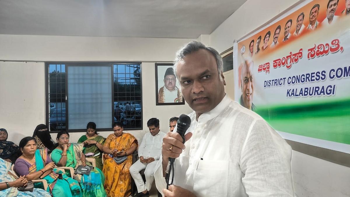 Congress holds meeting ahead of Gruha Jyothi launch in Kalaburagi