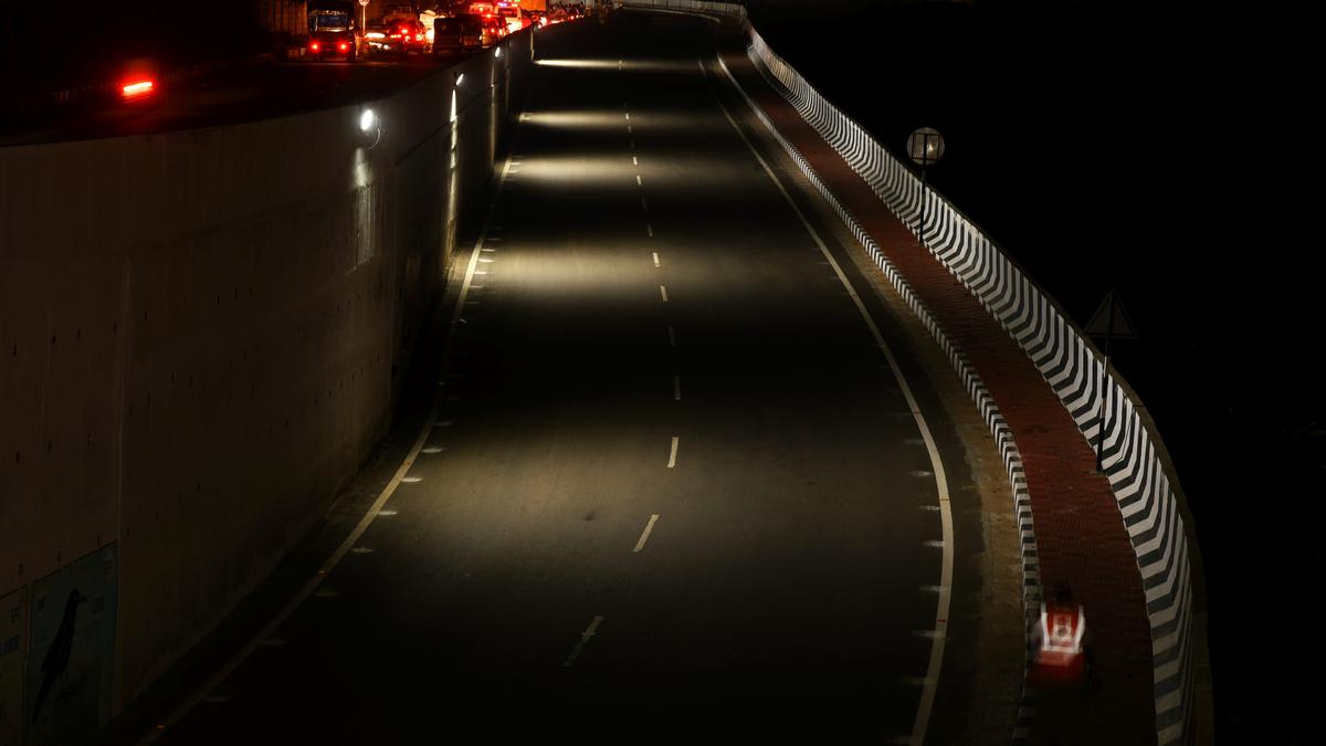 Pitch dark Vaigai South Bank Road poses risk to motorists