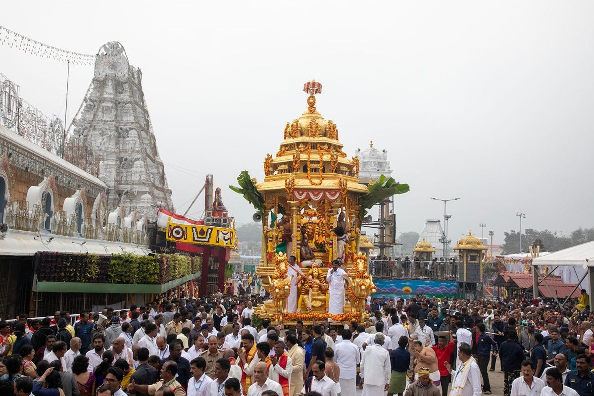 तिरुमाला में शुक्रवार को भगवान वेंकटेश्वर की स्वर्ण रथ पर शोभा यात्रा निकाली गई।  