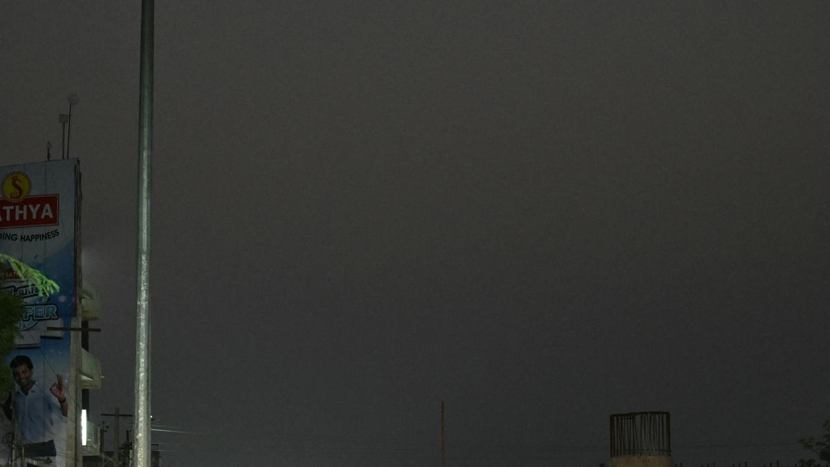 Defunct high mast light at Thoothukudi Collectorate junction, a cause of concern for vehicle users