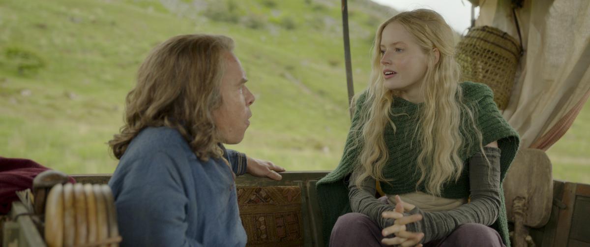 Warwick Davis as Willow and Ellie Bamber as Dove in ‘Willow’ 