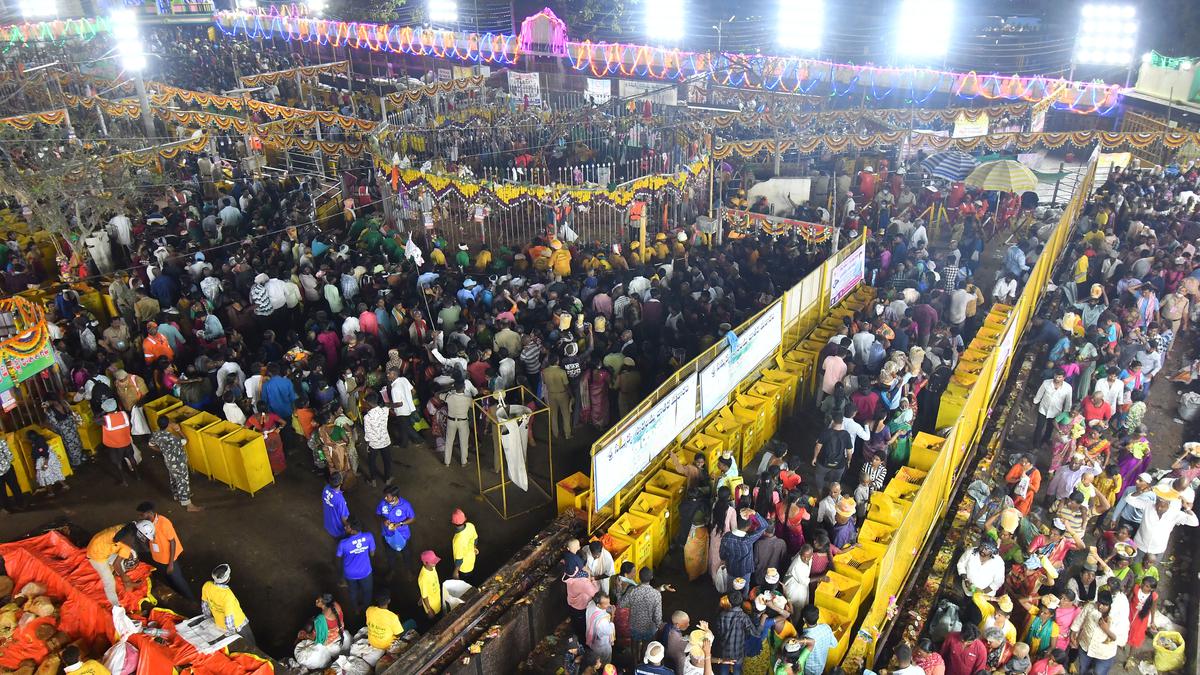 Medaram Jatara starts as Saralamma reaches Gadde around 9.30 pm