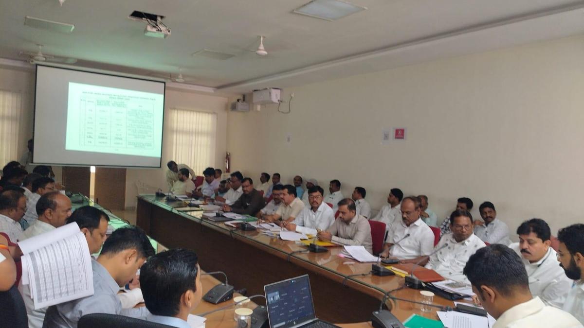 Yadgir officials told to be on high alert to any emerging water supply crisis