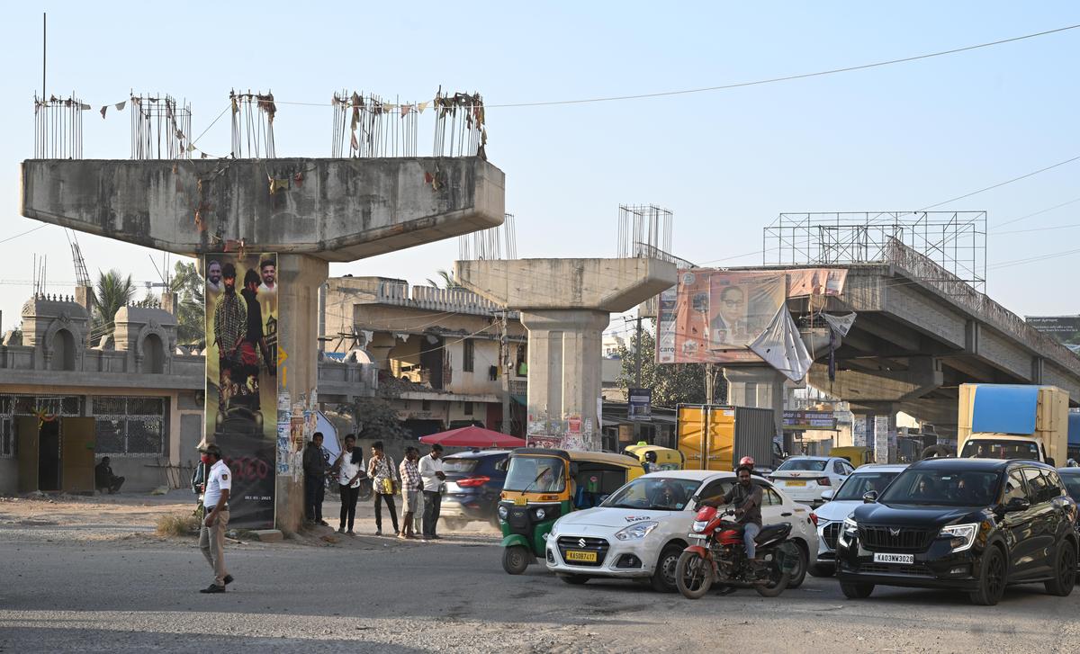 2020 में शुरू की गई डोमासांद्रा फ्लाईओवर परियोजना कई वर्षों से लंबित और रुकी हुई है, जिसके कारण क्षेत्र में भारी भीड़भाड़ है।