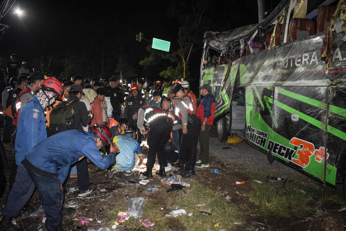 11 orang, termasuk pelajar, tewas dalam kecelakaan bus di Indonesia