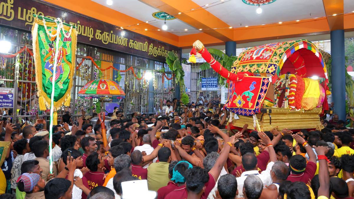 Lord Kallazhagar leaves Azahagarkoil