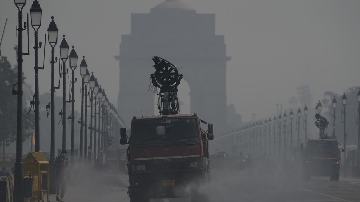 Delhi air quality slightly improves, AQI level at 196