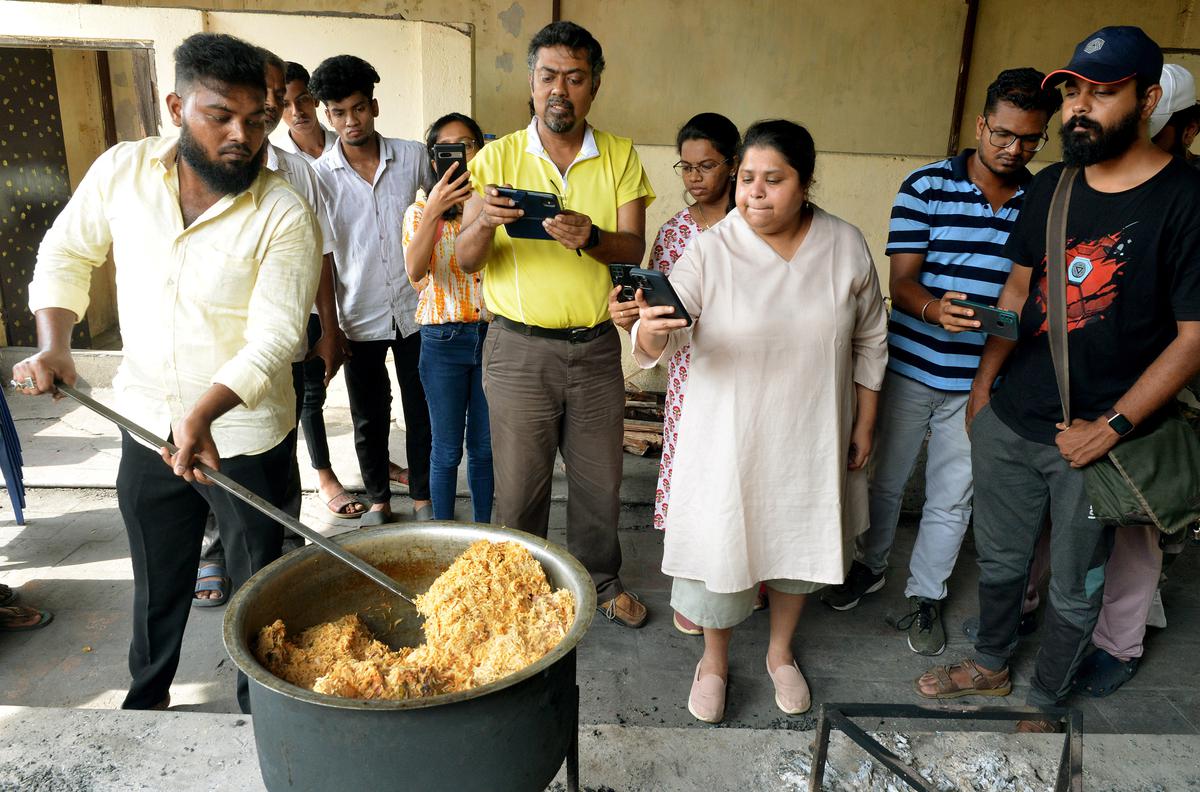 চেন্নাইয়ের ওল্ড ওয়াশারম্যানপেটের হোটেল থাভাক্কাল-এ আবদুর রহমান বিরিয়ানি তৈরি করছেন। 