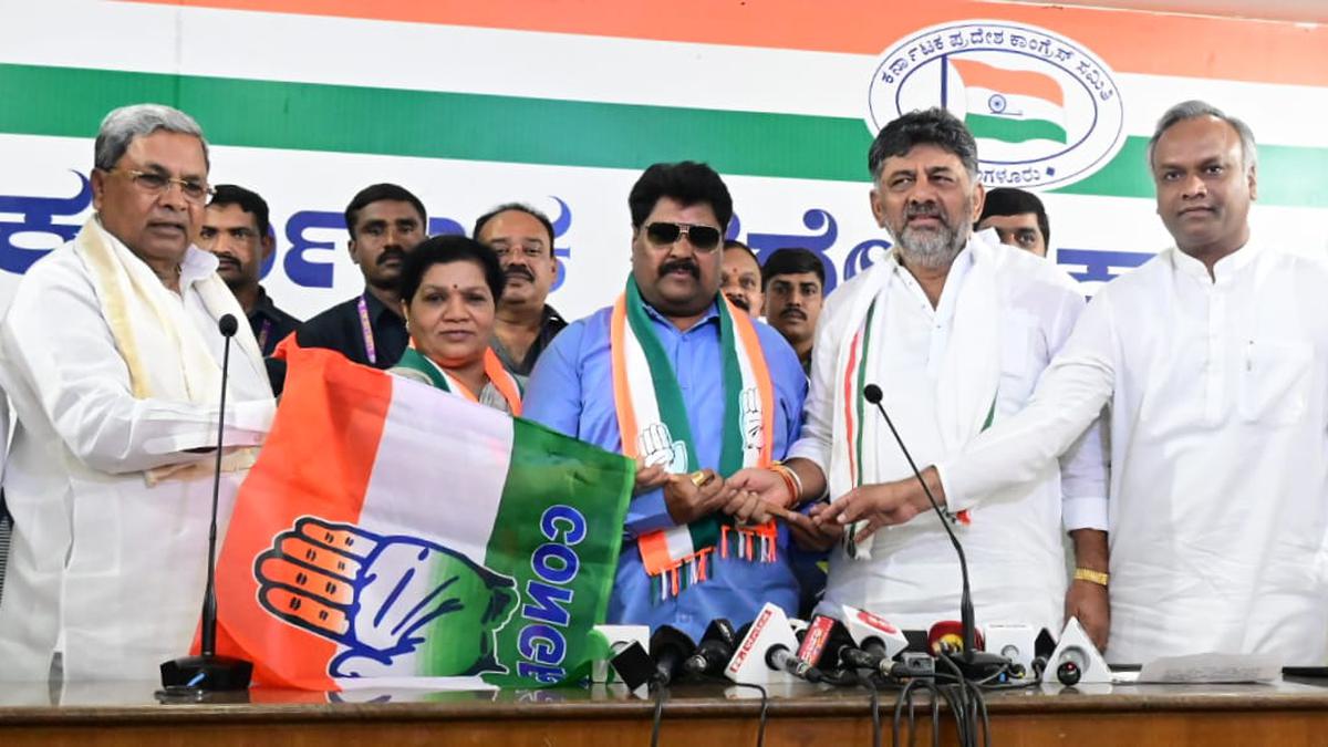 Malikaya Guttedar quits BJP, joins Congress in Karnataka