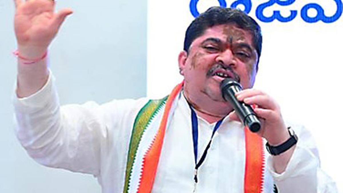 Ponnam asks Bandi to clarify on his removal as BJP state president