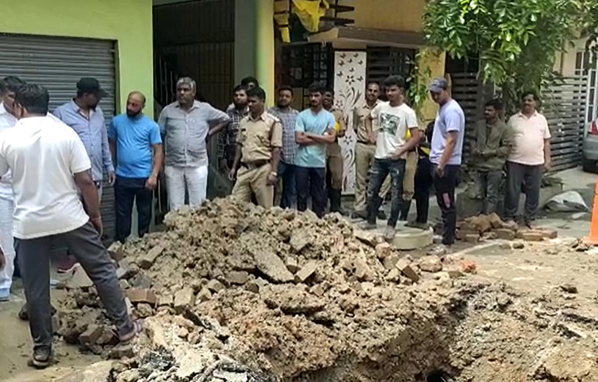 बेंगलुरु के एचएसआर लेआउट 7वें सेक्टर में गेल पाइपलाइन टूटने और कुछ घरों में गैस लीक होने से विस्फोट होने से तीन लोग गंभीर रूप से घायल हो गए।  जब पाइपलाइन टूटी तो बीडब्लूएसएसबी के कर्मचारी सड़क खोद रहे थे।