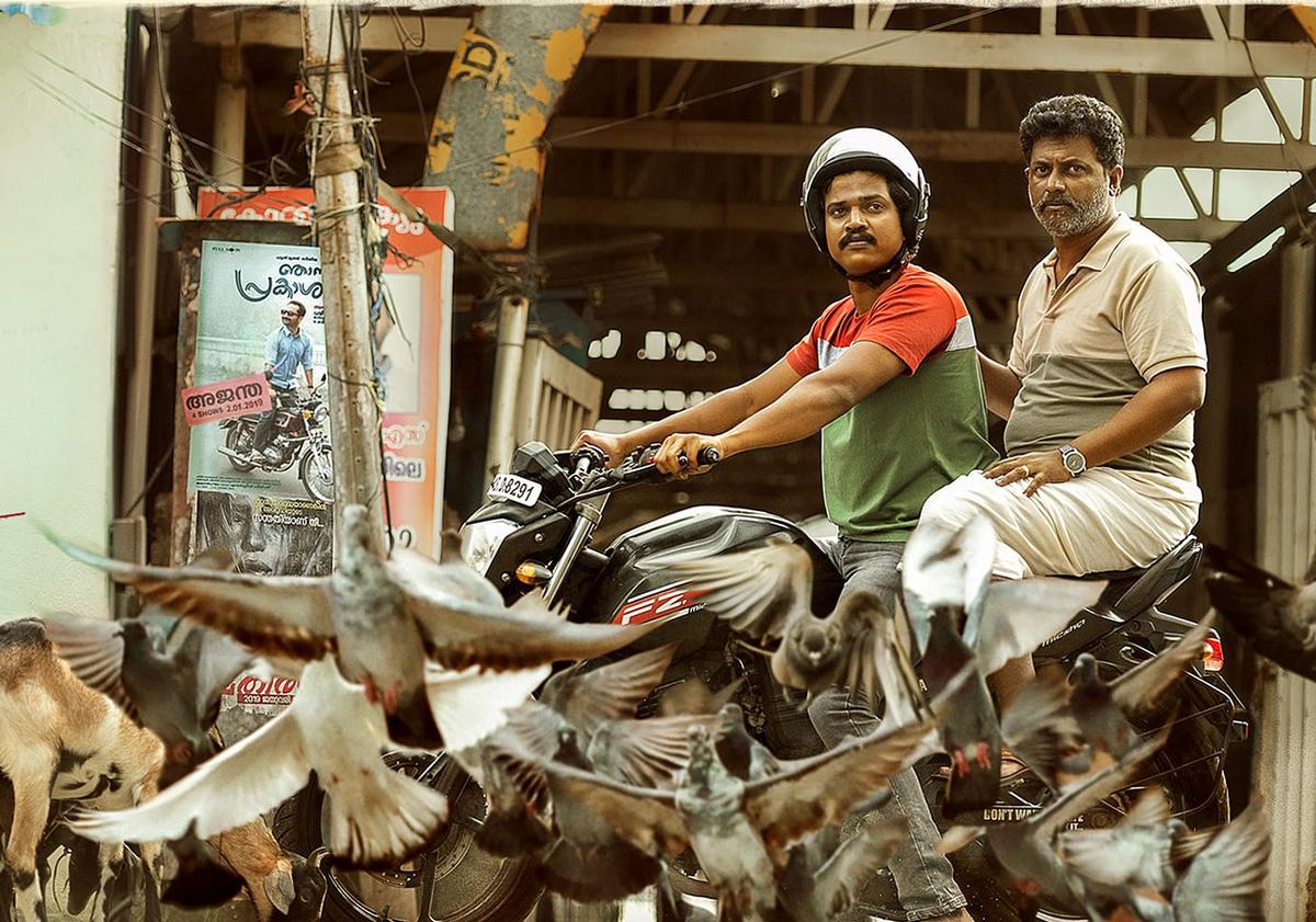 Lukman Awaran and Binnu Pappu in a still from 'Saudi Velakka'