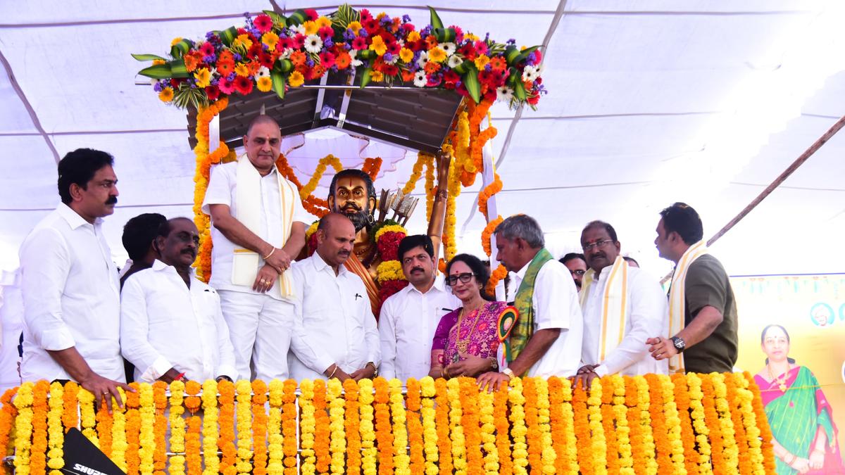 Efforts on to install Alluri Sitaramaraju statues in Vijayawada, Hyderabad: Minister
