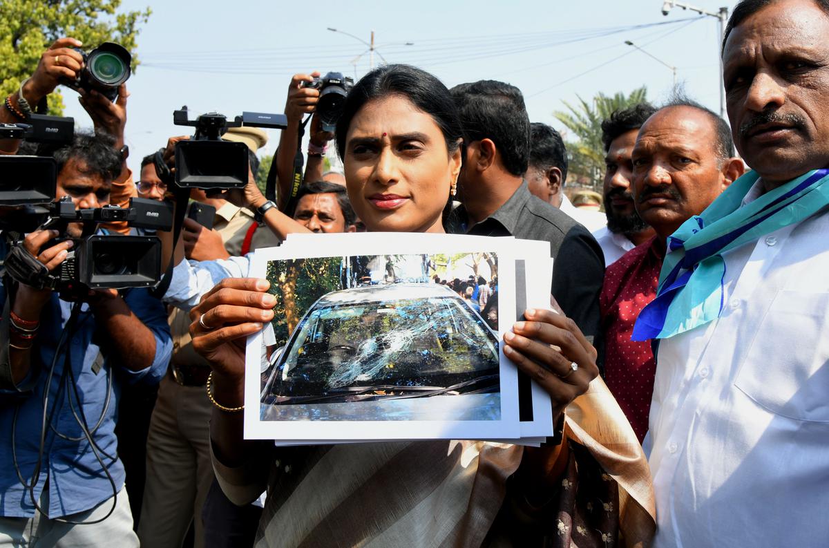  Y. S. Sharmila submits memorandum to Governor