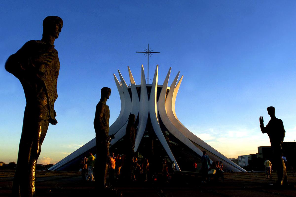 Estátuas dos Apóstolos em frente à Catedral de Brasília, um marco arquitetônico criado pelo arquiteto Oscar Niemeyer, em Brasília, Brasil.  