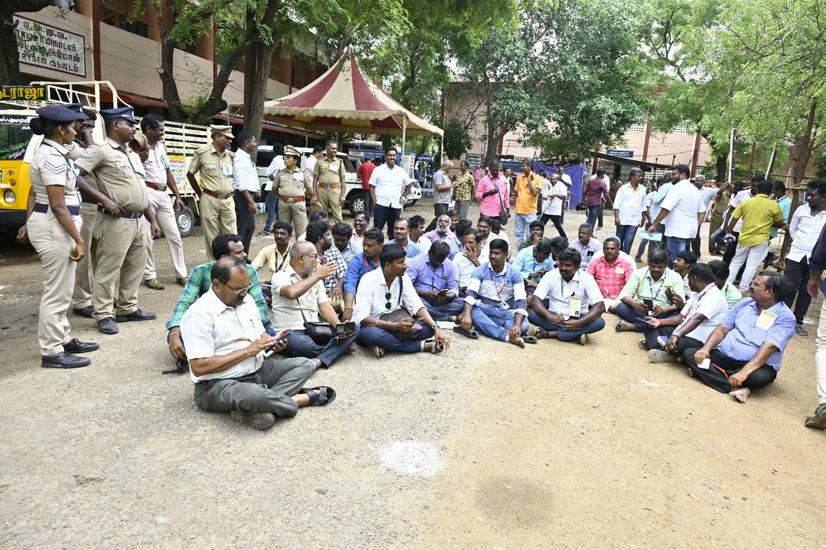 Media persons staged a dharna in front of the Virudhunagar counting center as numbers were not provided regularly