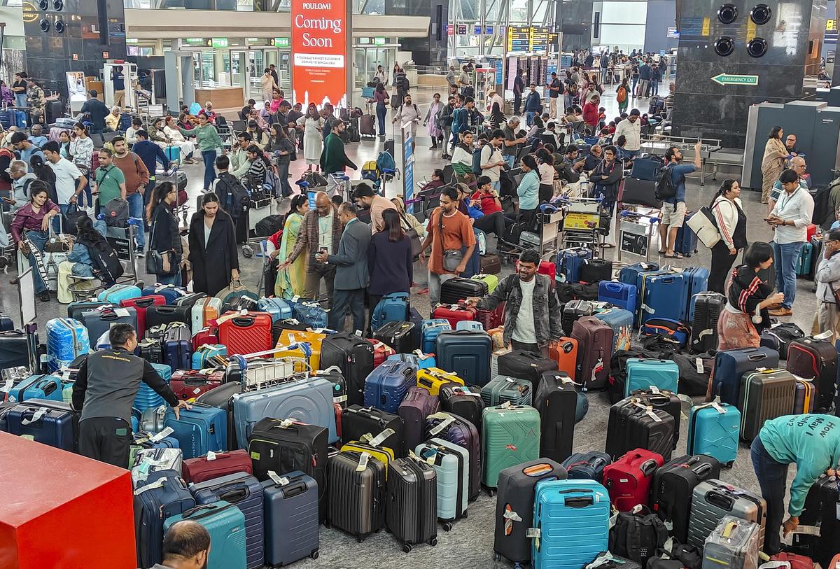 Pasajeros varados buscan su equipaje cerca de un mostrador después de que IndiGo cancelara más de 400 vuelos en el Aeropuerto Internacional Kempegowda en Bangalore, Karnataka, el 5 de diciembre de 2025. Pasajeros varados buscan su equipaje cerca de un mostrador después de que IndiGo cancelara más de 400 vuelos en el Aeropuerto Internacional Kempegowda en Bangalore, Karnataka, el 5 de diciembre de 2025.