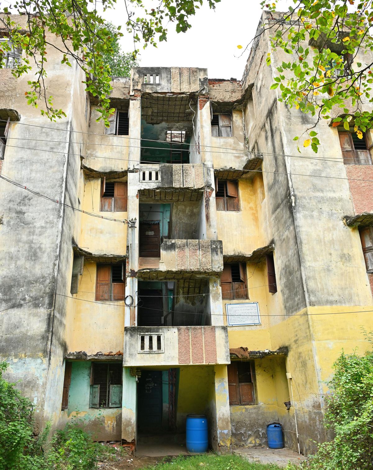 Housing Board tenements in Madurai lie in a shambles; turn haven for