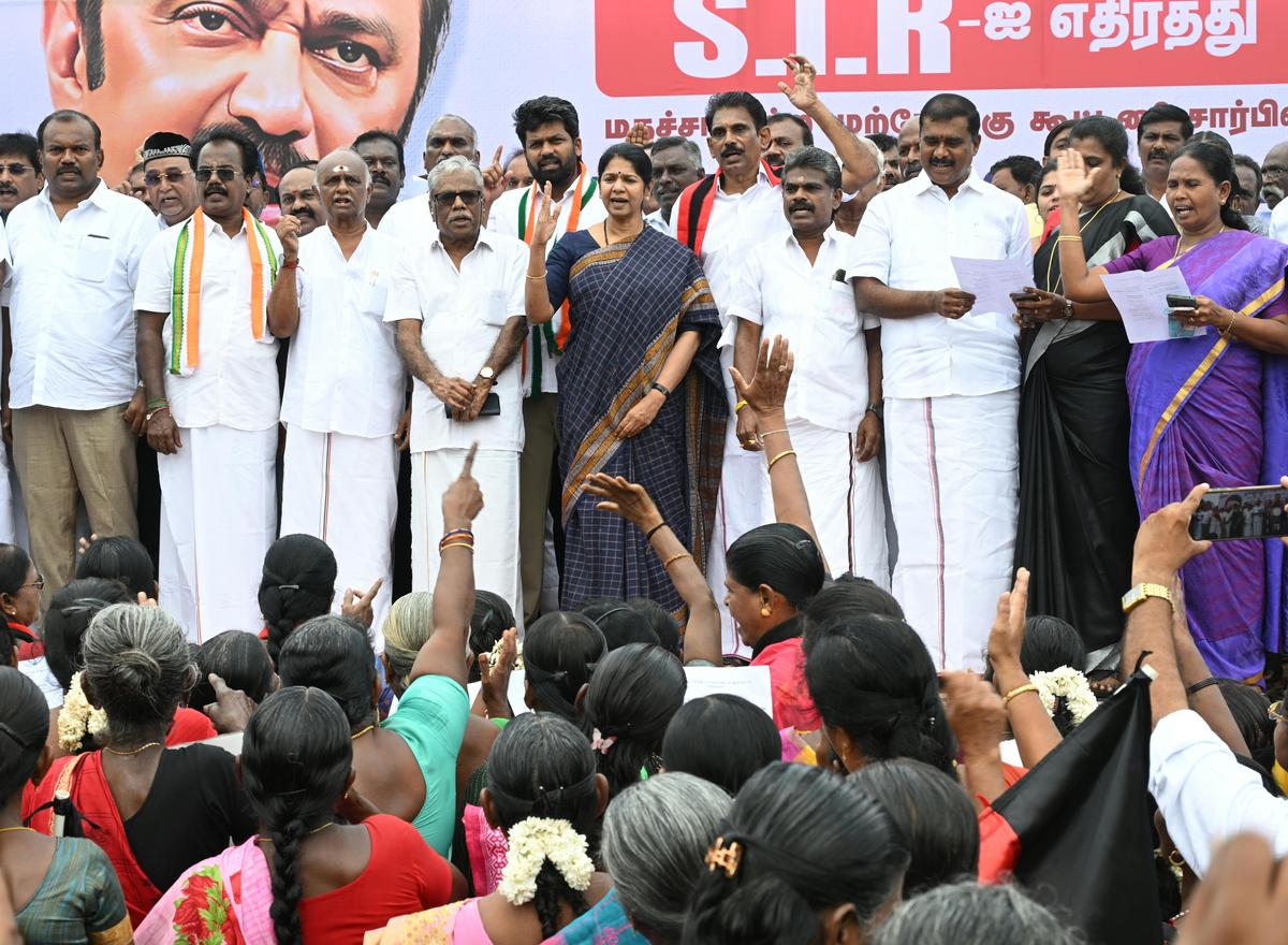 DMK alience party cadres staging a demonstration against SIR , in Thoothukudi on Tuesday. 
