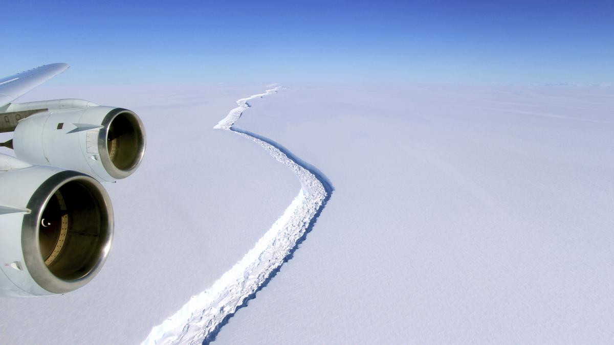 Scientists track 'alarming' melt in Antarctic ice shelves