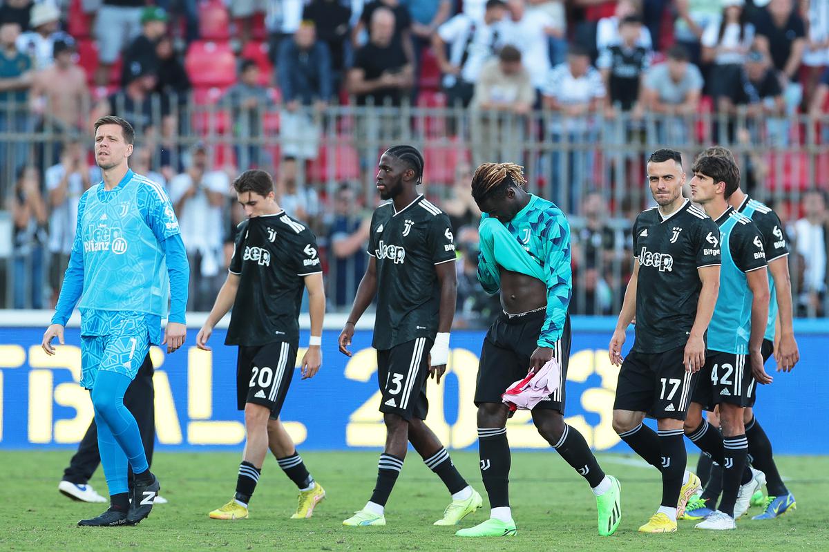 Moise Kean of Juventus and teammates look dejected following defeat in the Serie A match between AC Monza and Juventus at Stadio Brianteo on September 18, 2022 in Monza, Italy\