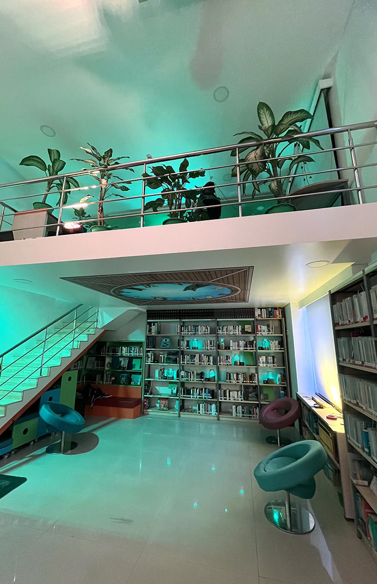 De verlichte Goethe-Institut-bibliotheek in Chennai 