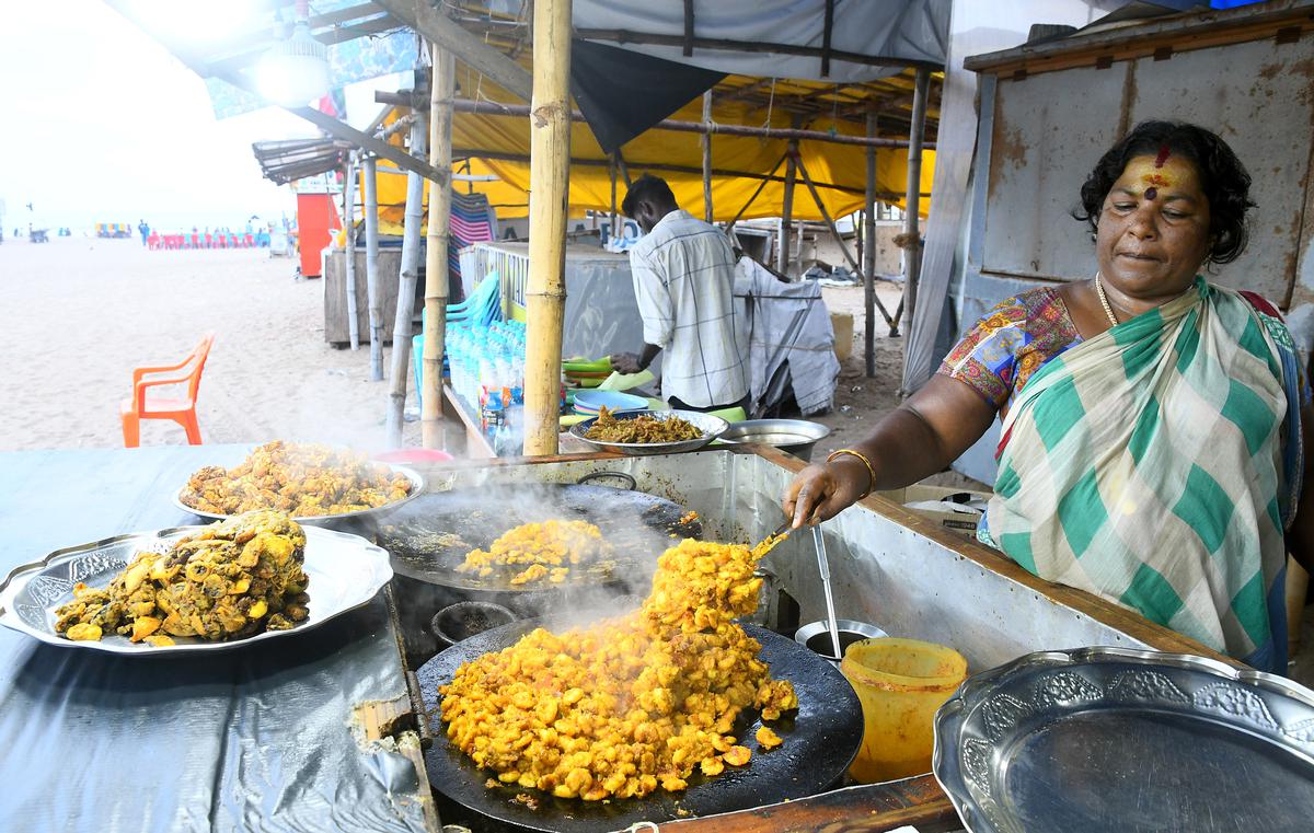 পুজোয় মাছ ভাজা, বেসন্ত নগর সৈকতে।