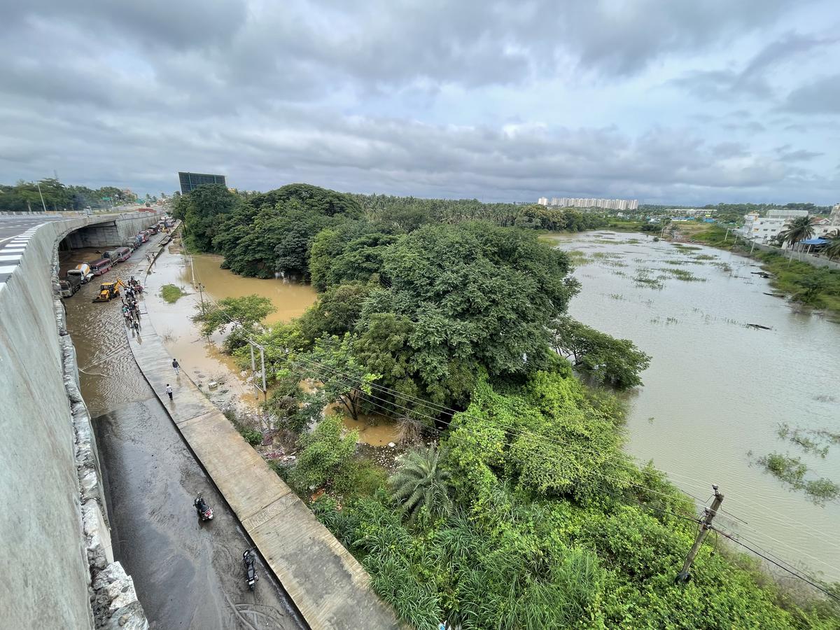 Water from the swollen Kanminike lake overflowed on to the busy Bengaluru-Mysuru road causing long traffic pile-up on August 27.