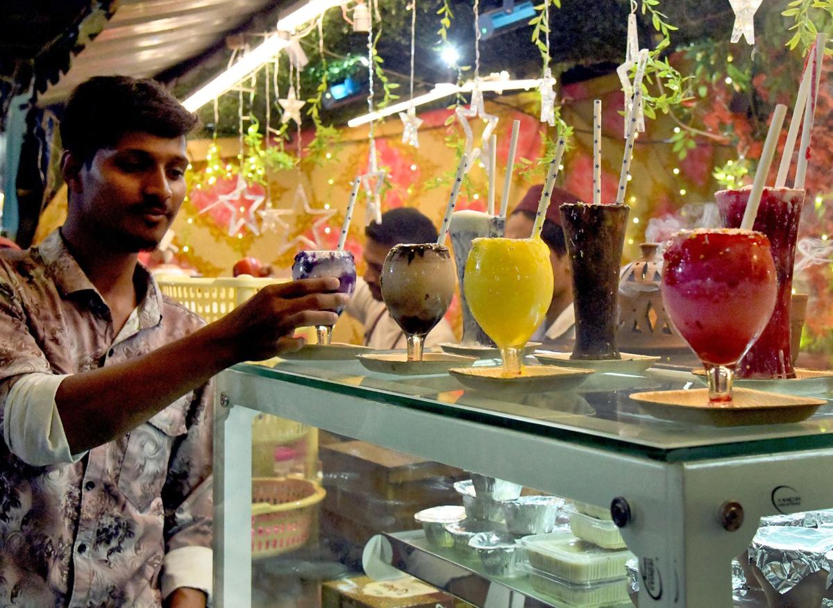 Ramzan take away meals are is not just prepared by restaurants or food joints that prepare, but also some home makers. 