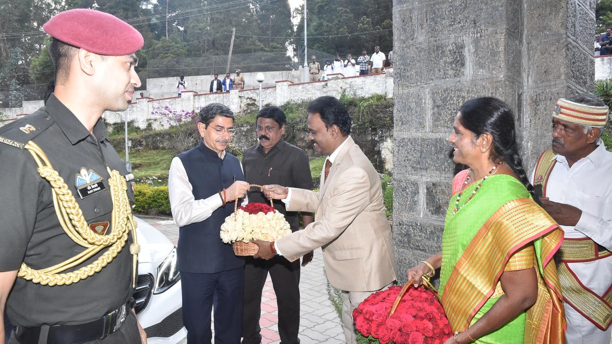 Tamil Nadu Governor arrives in Kodaikanal; CPI (M) stage demonstration in Batlagundu