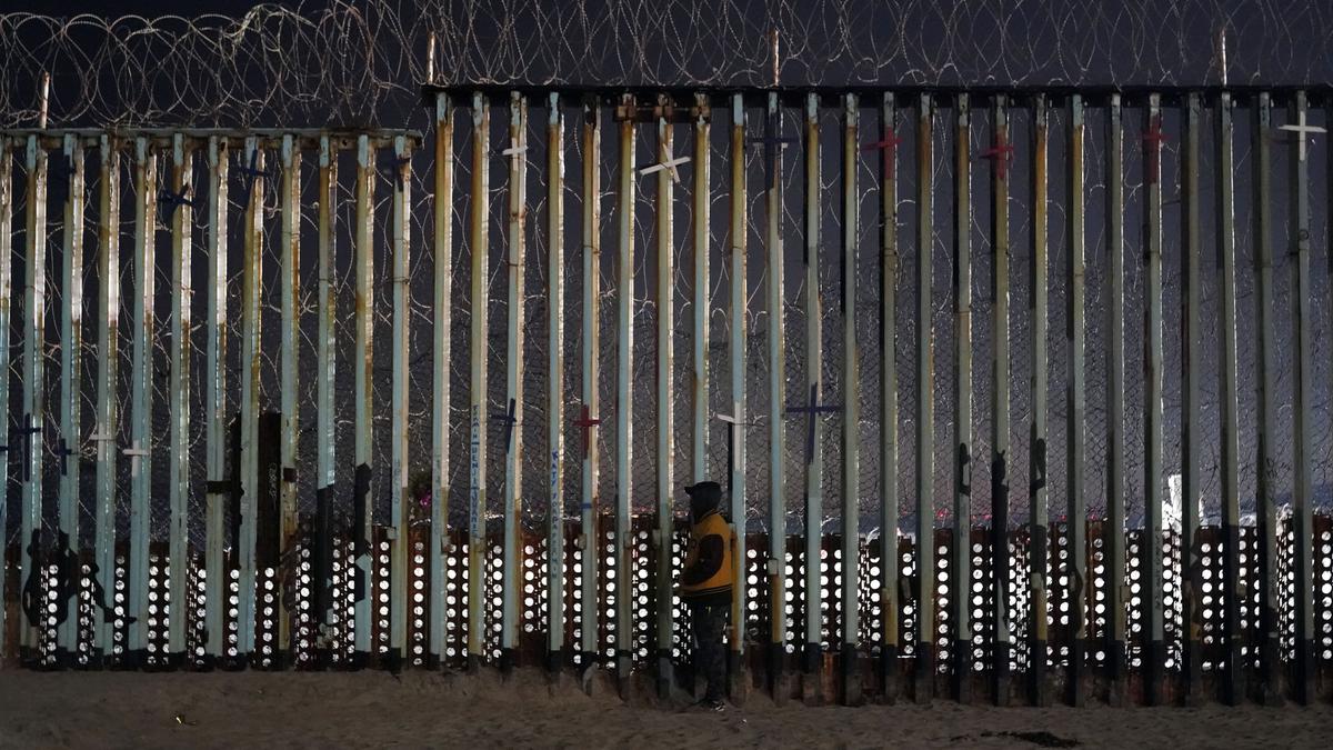 Decenas de miles de migrantes esperan en la frontera de EE. UU. a que se levanten los límites de asilo