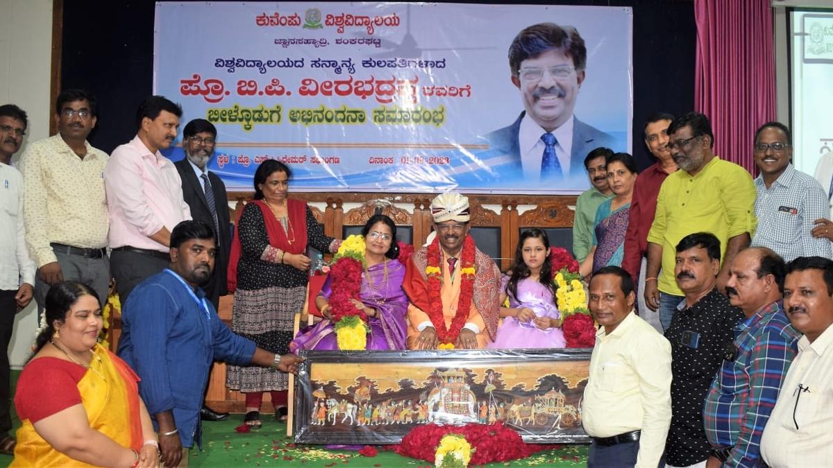 Staff bid farewell to Kuvempu University VC Veerabhadrappa