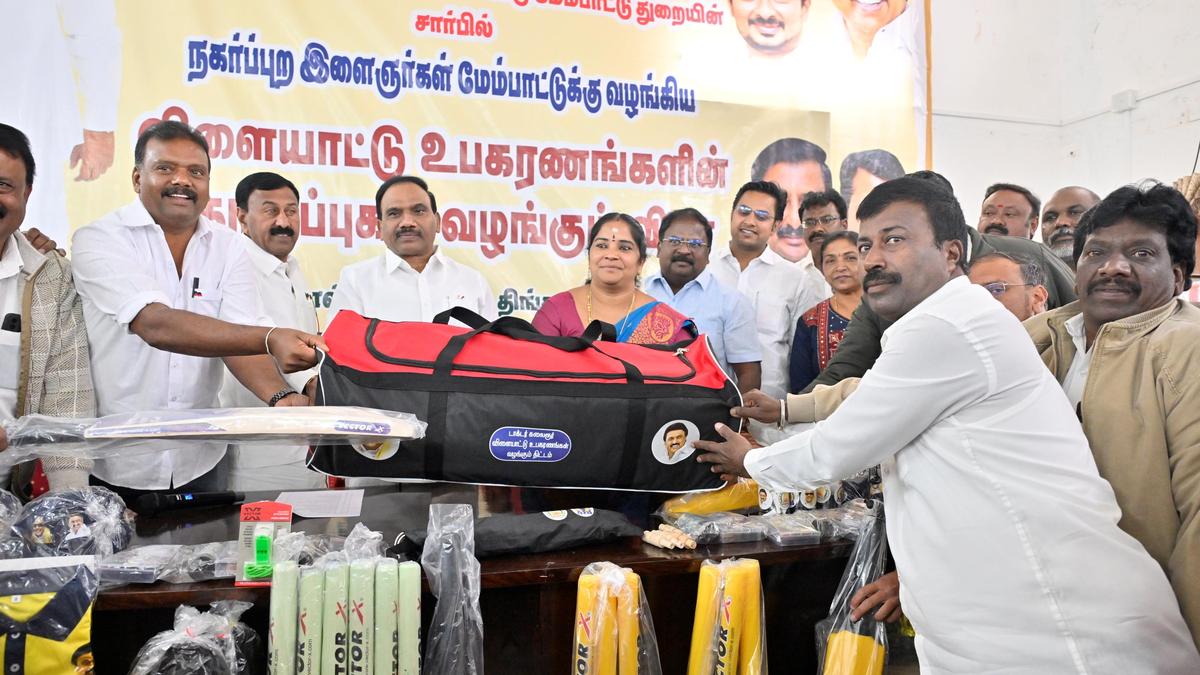 Kalaignar sports kits distributed in Ooty