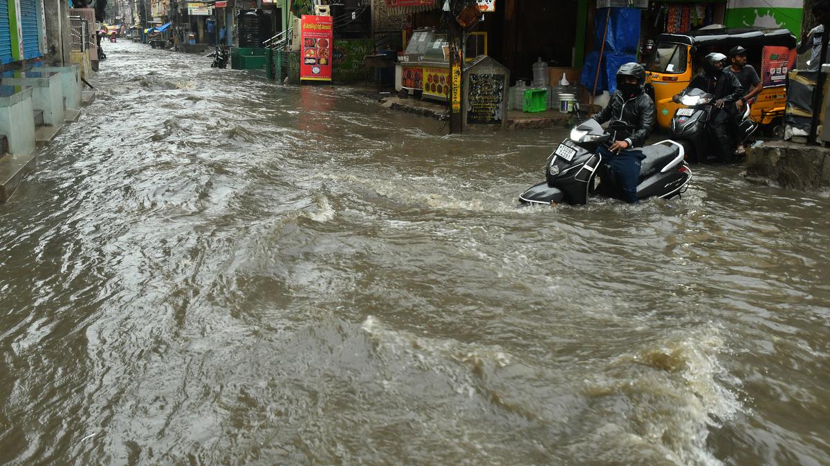 Heavy rain floods city roads, creates traffic mayhem