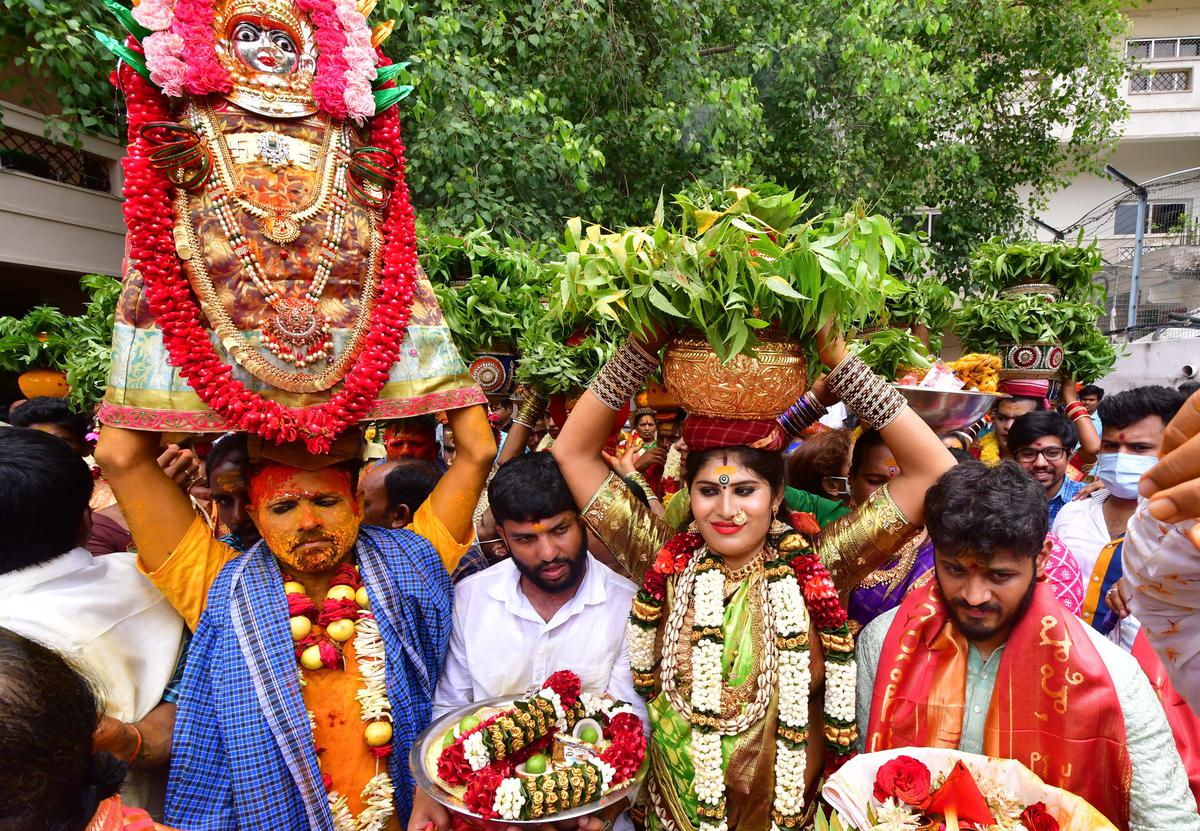 Devotees from Telangana offer Bonalu at Durga temple - The Hindu