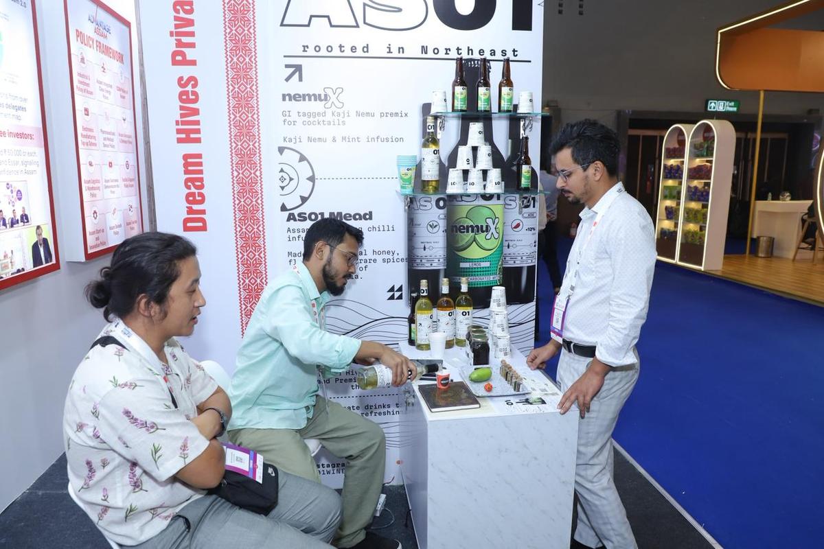 वर्ल्ड फूड इंडिया में मीड का नमूना लिया जा रहा है