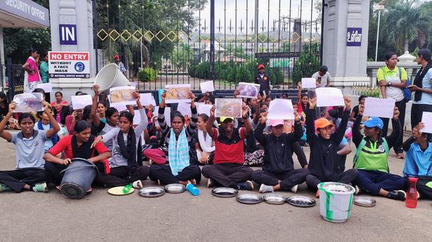 Bharathiar University’s hostelites stage protest against substandard food service