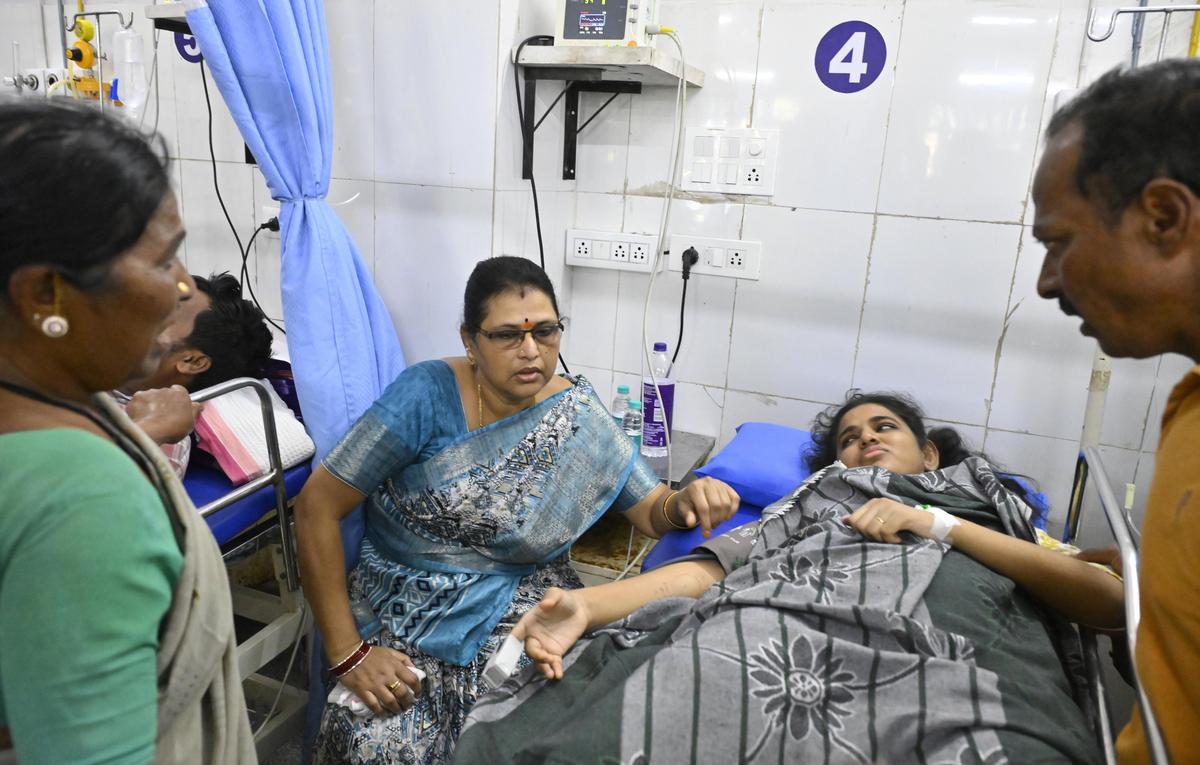 Uno de los heridos recibe tratamiento médico en el Hospital General Dr. Patnam Mahender Reddy en Chevella, distrito de Ranga Reddy, el lunes. 