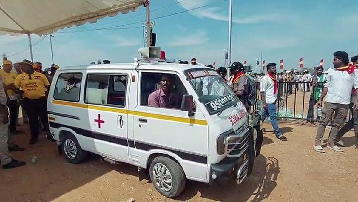 Um apoiador do TVK sendo levado a um hospital em uma ambulância depois de cair inconsciente no comício do chefe do partido, Vijay, em Erode, na quinta-feira Um apoiador do TVK sendo levado a um hospital em uma ambulância depois de cair inconsciente no comício do chefe do partido, Vijay, em Erode, na quinta-feira