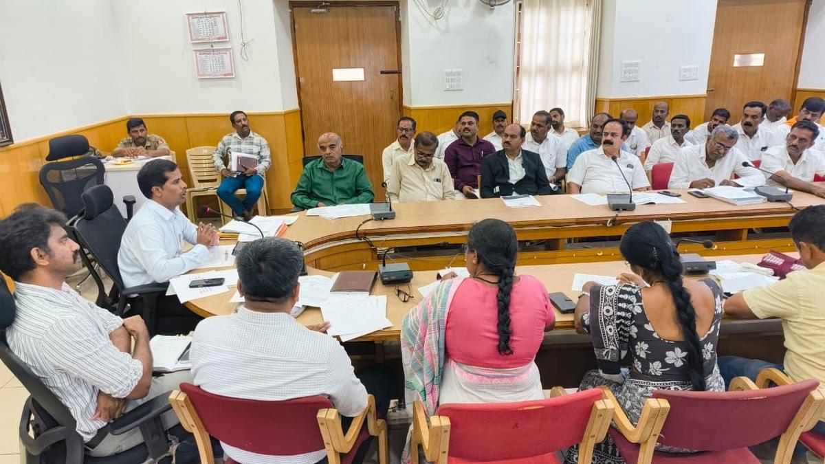 Mandya Deputy Commissioner Briefs Political Parties on Special Interim Roll Revision