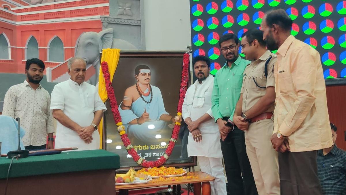 Portraits of Basaveshwar unveiled in Raichur, Yadgir