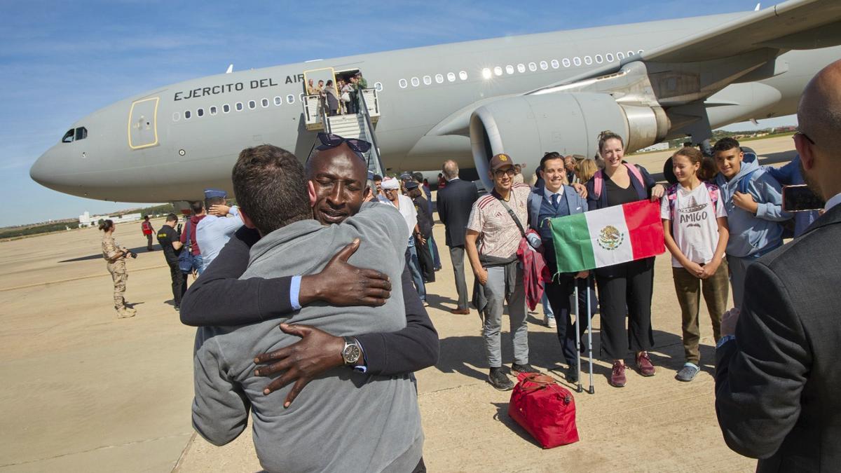 Sudan evacuations gather pace in fighting lull