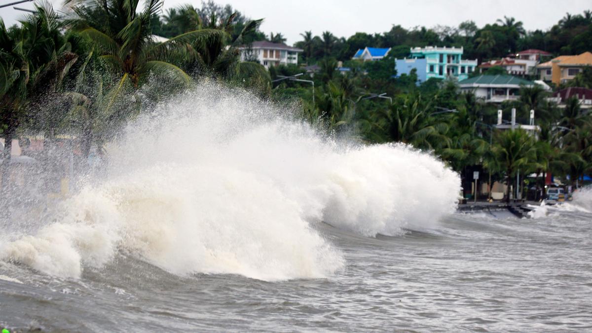 Super Typhoon Man-yi pounds the Philippines